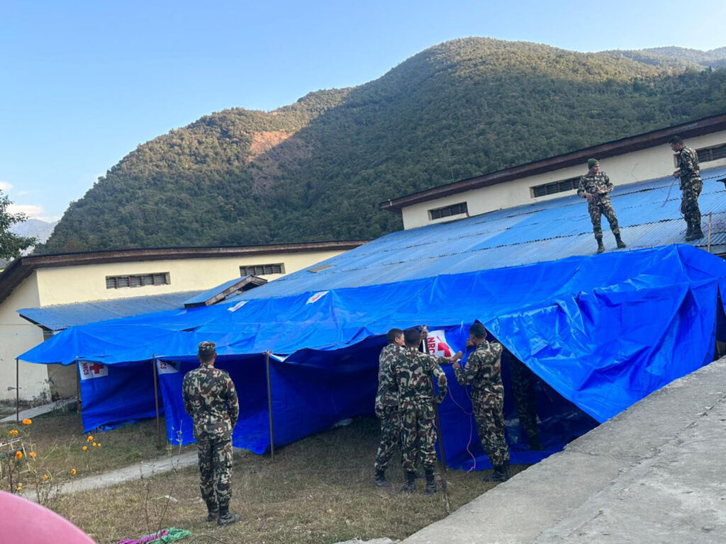 त्रिपालको अस्थायी टेन्ट निर्माण गर्दै नेपाली सेना